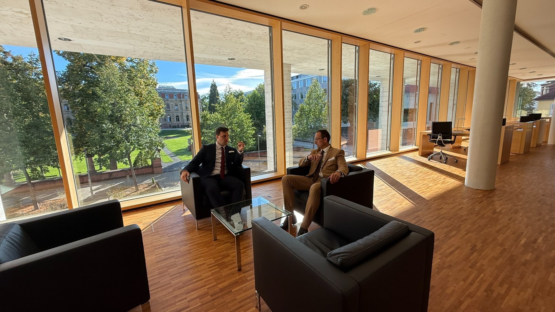 Kristijan Karan, Attorney at Law in Novi Sad, and Slavko Jandrić, Attorney at Law in Banja Luka, during a conversation in the library of Germany’s Federal Court of Justice in Karlsruhe. Kristijan Karan, Attorney at Law in Novi Sad, and Slavko Jandrić, Attorney at Law in Banja Luka, during a conversation in the library of Germany’s Federal Court of Justice in Karlsruhe.